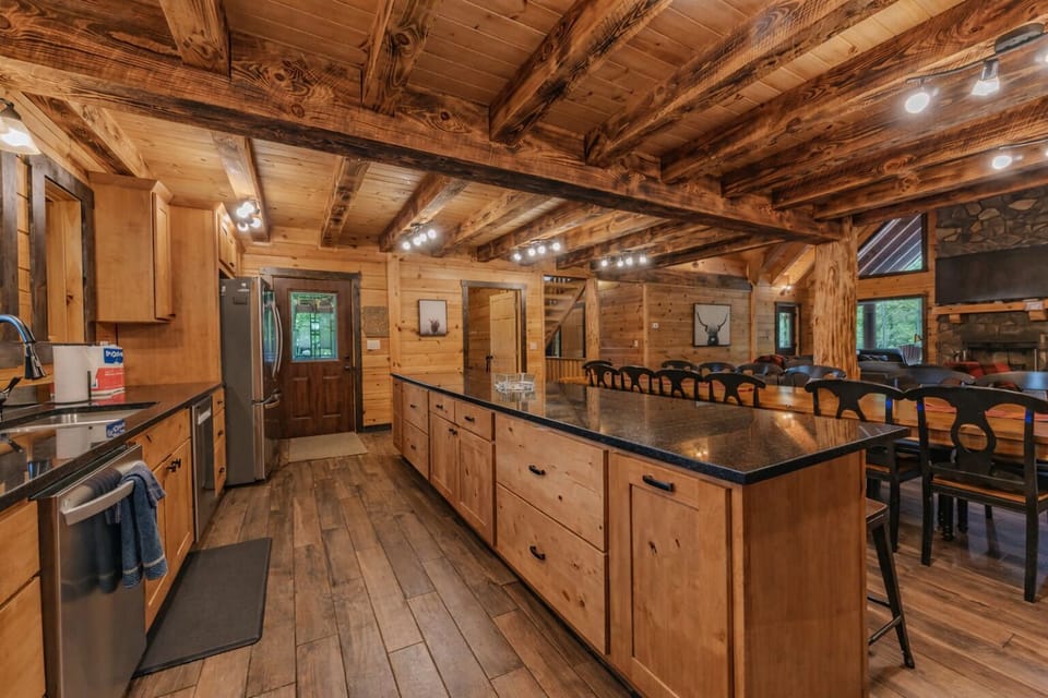 Fully stocked kitchen and appliances.