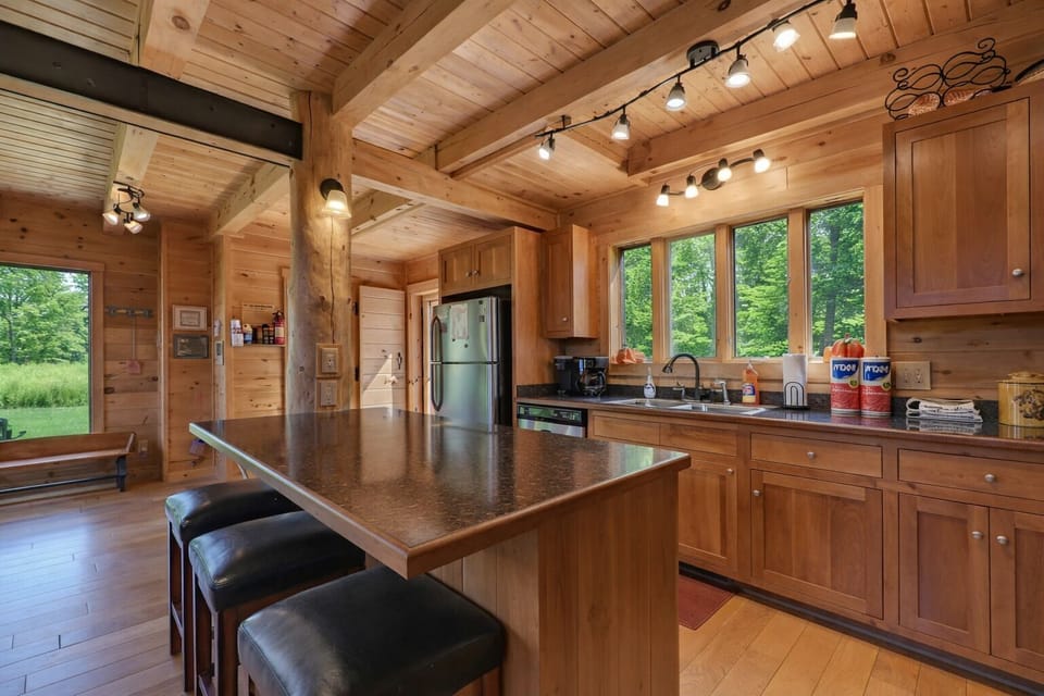 Pumpkin Barn Kitchen: island seating