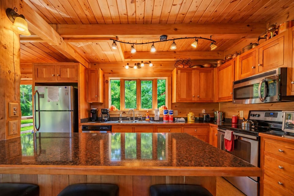 Breakfast bar/island in kitchen at Barn