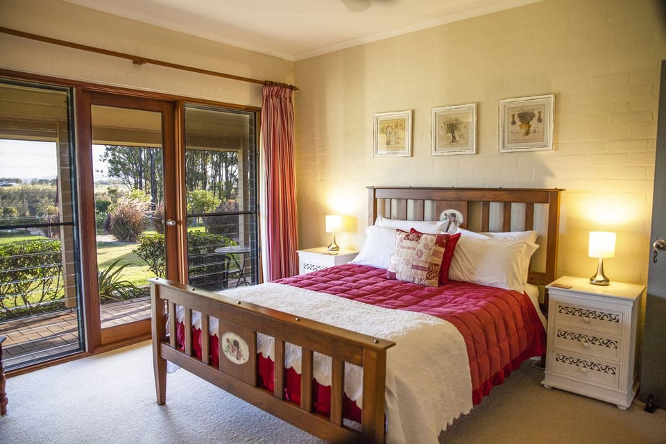 6 bedrooms, Egyptian cotton sheets, premium bedding, down comforters