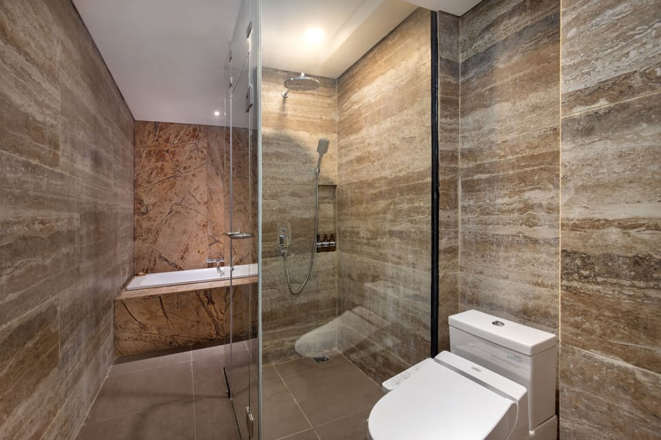 Executive Room | Bathroom | Shower, rainfall showerhead, hair dryer (on request), slippers
