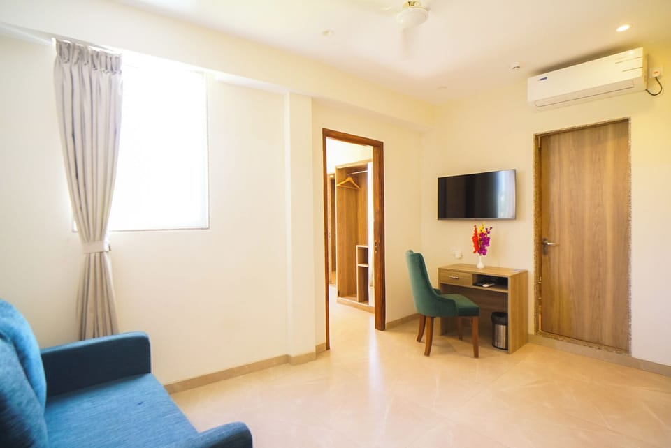 Luxury Suite | Living area | 32-inch Smart TV with satellite channels, pay movies