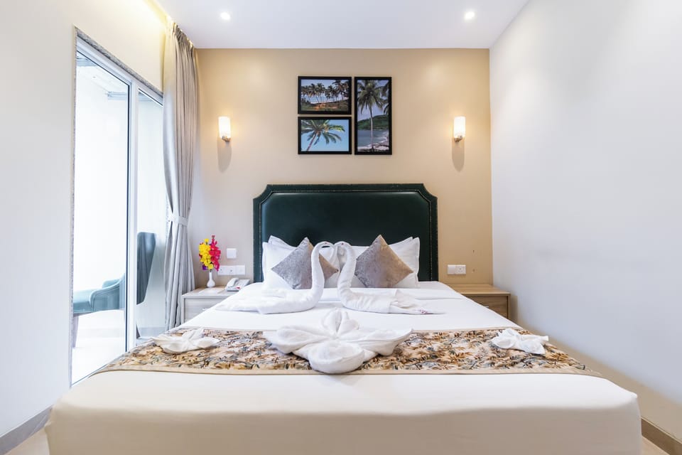 Executive Double Room | Minibar, in-room safe, individually decorated, individually furnished