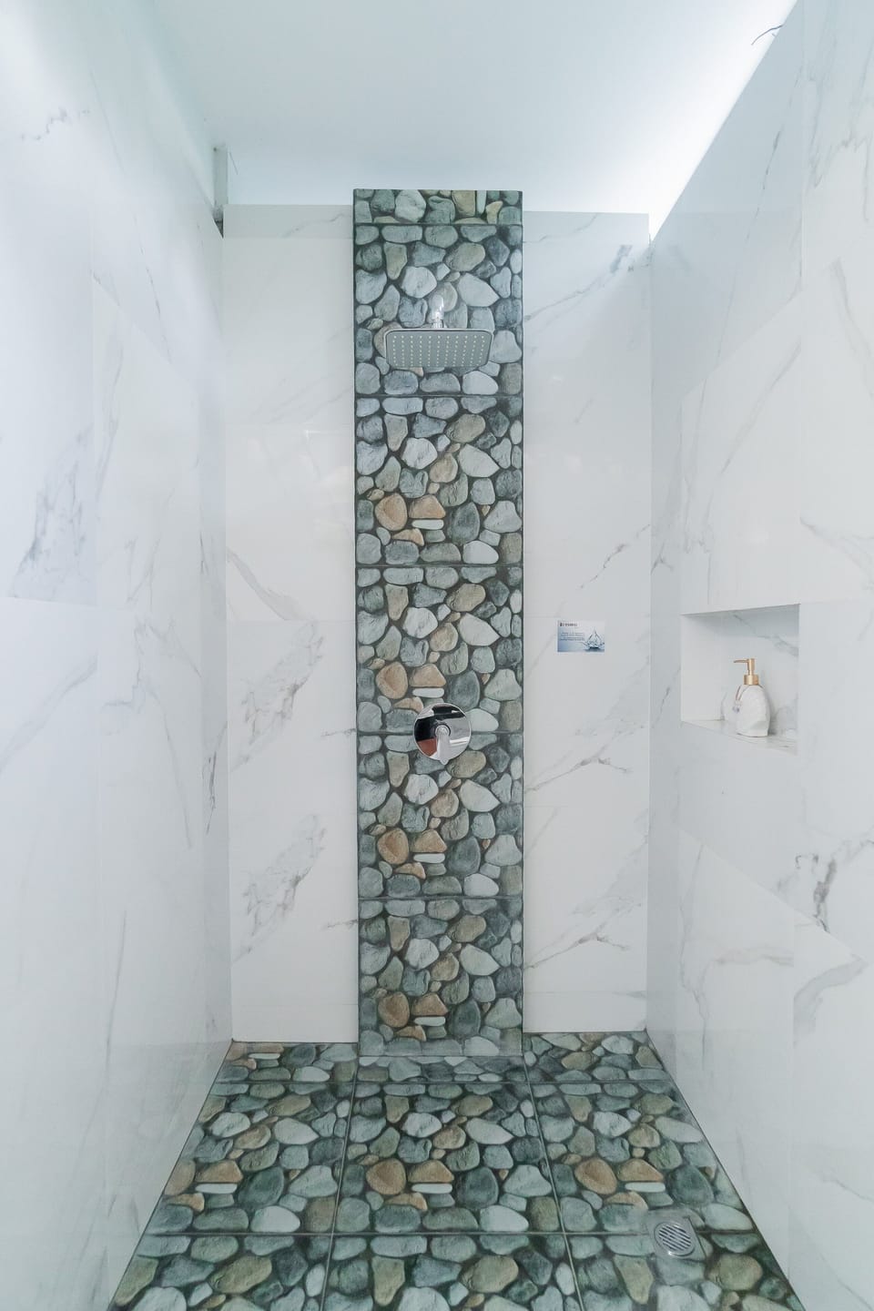 Deluxe King Balcony Room | Bathroom | Shower, rainfall showerhead, hair dryer, slippers