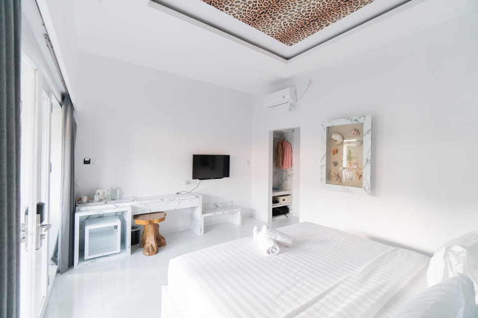 Deluxe King Balcony Room | Desk, WiFi (free), bed sheets