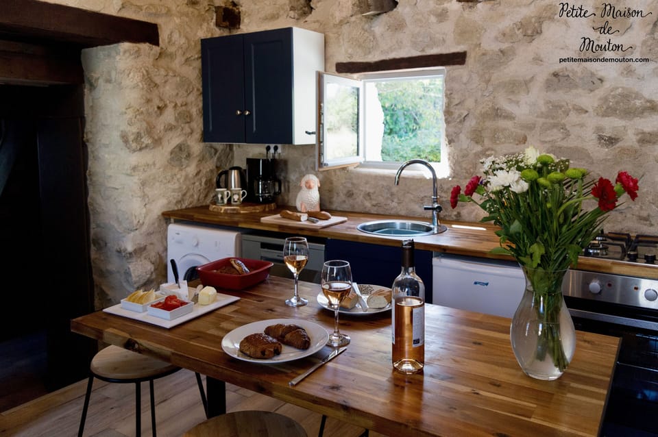 The kitchen & breakfast bar. Perfect for meals, socialising or working