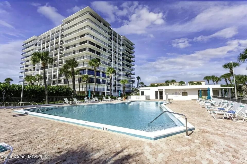Backyard -heated water Pool!