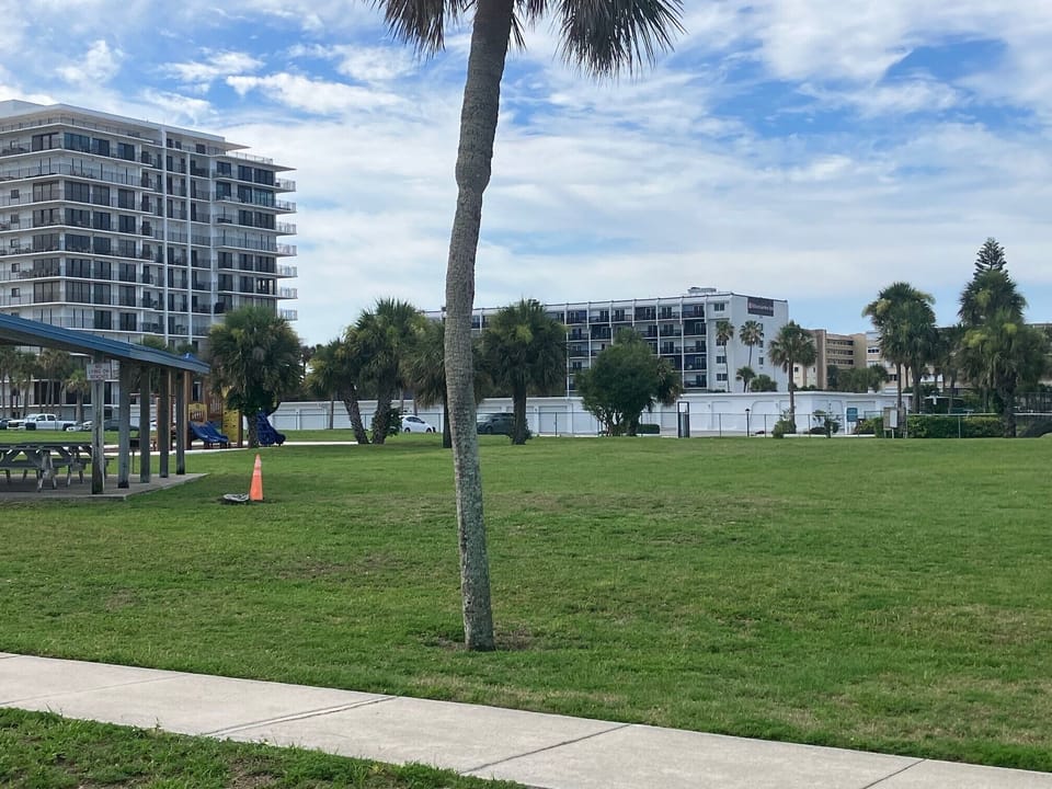 TRI-FECTA, next to SdneF. Park, Hilton Garden Inn, & access to Publix across St!