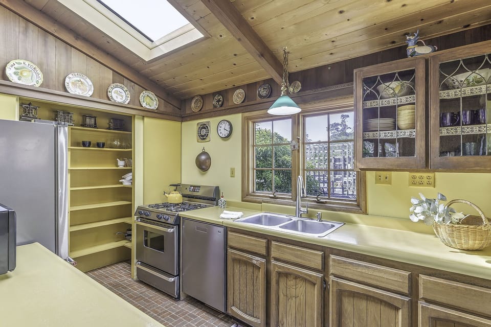 Fully Equipped Kitchen, Stainless Steel Appliances