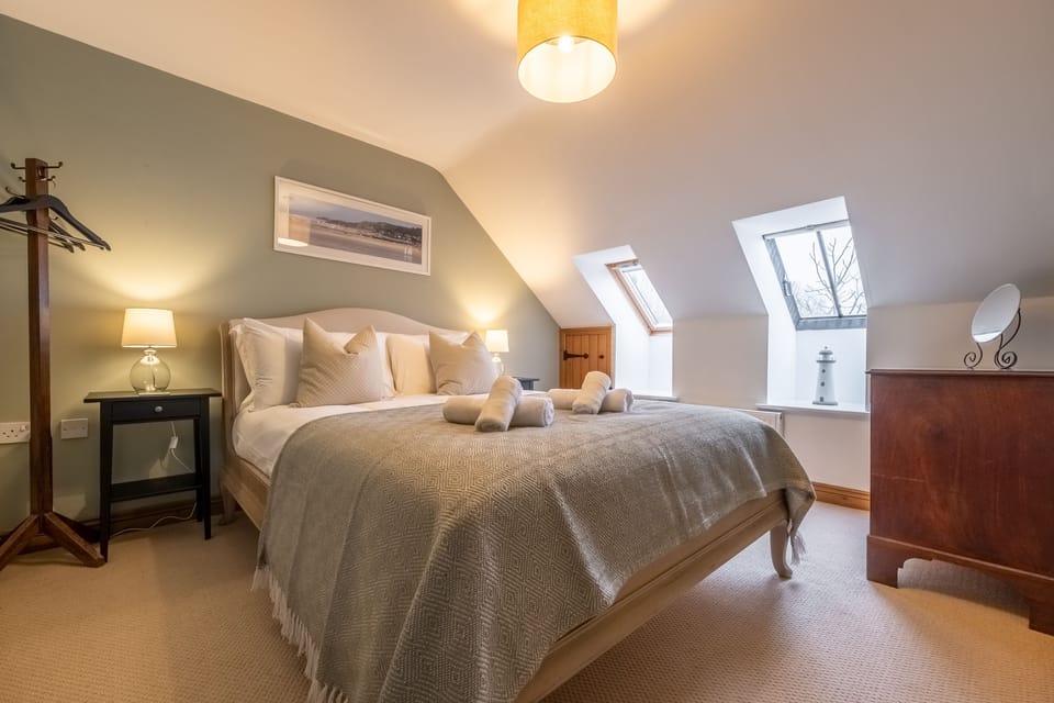 First floor: Master Bedroom with a king-size bed