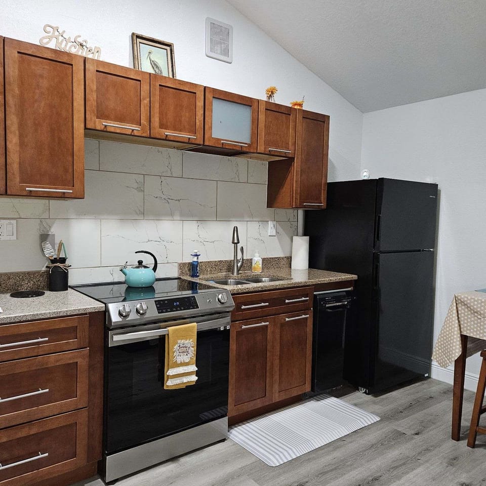 Full stove, microwave, dishwasher refrigerator full furnished kitchen