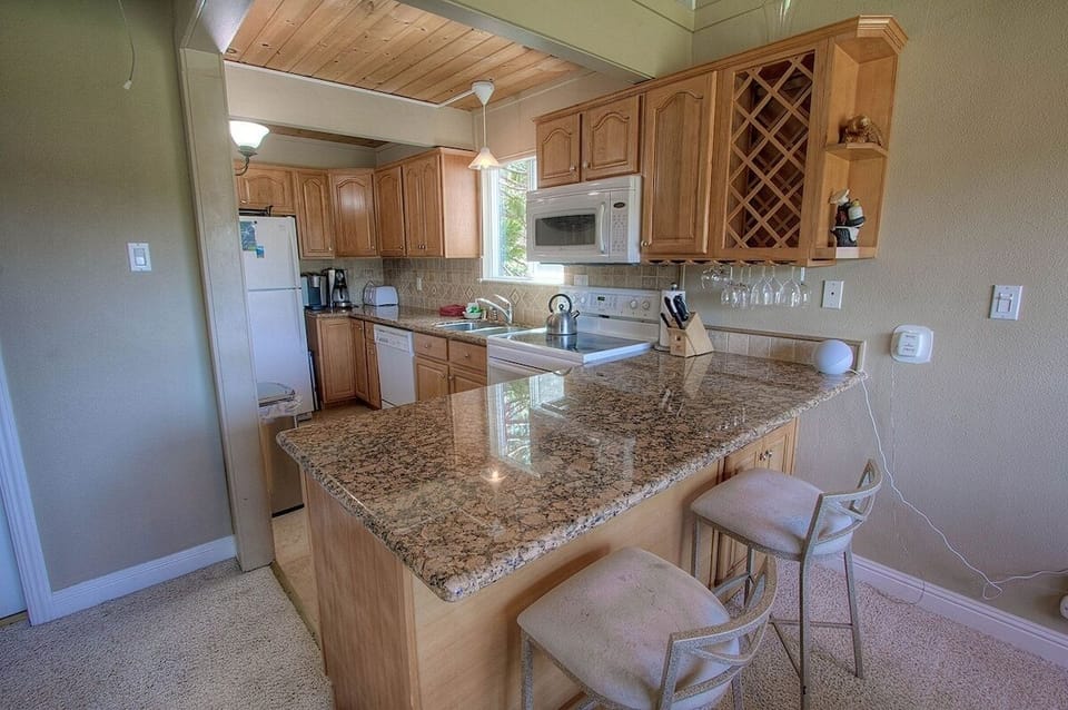 Condo, 3 Bedrooms | Private kitchen | Fridge, coffee/tea maker, toaster