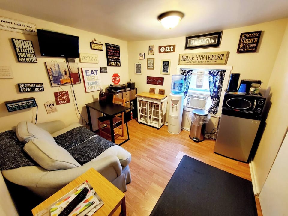 Room, 1 Bedroom | Living area