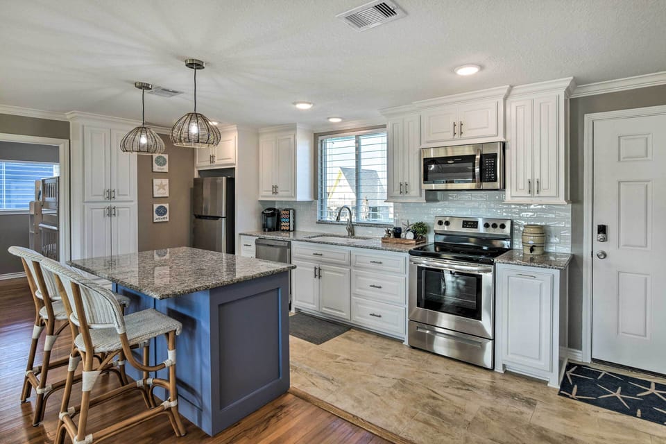 Kitchen | Keurig Coffee Maker | Blender | Toaster | Cooking Basics