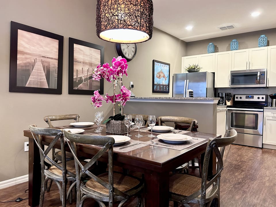 Dining and kitchen areas combined, seats up to 6.