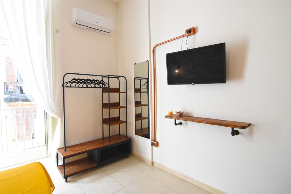 City Room | Minibar, in-room safe, WiFi (free), bed sheets