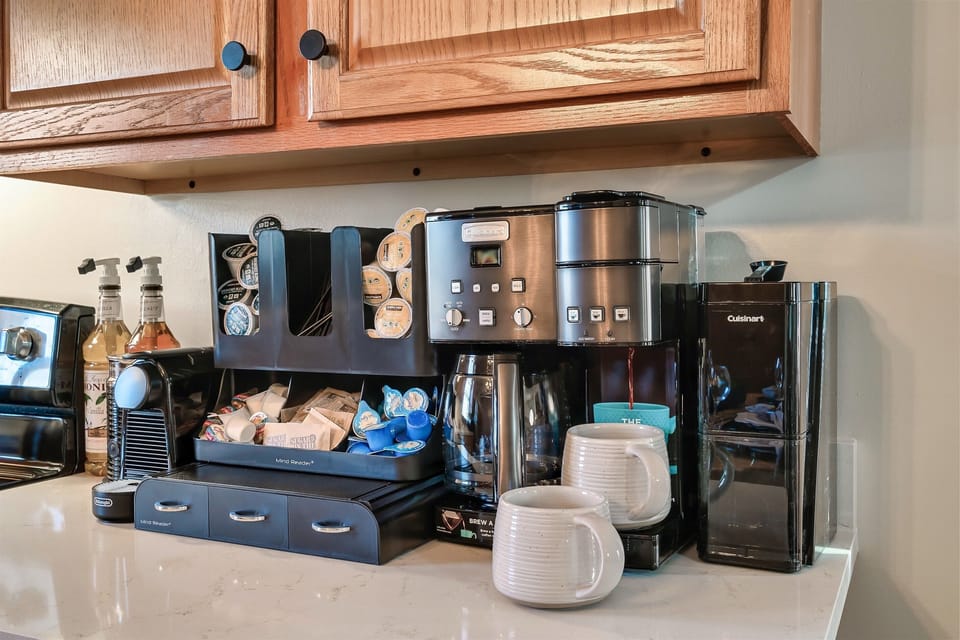 Come and enjoy our fully equipped coffee bar! Whether you'd like a cup to start your day or end it just right, we've got everything for an indulgent experience.