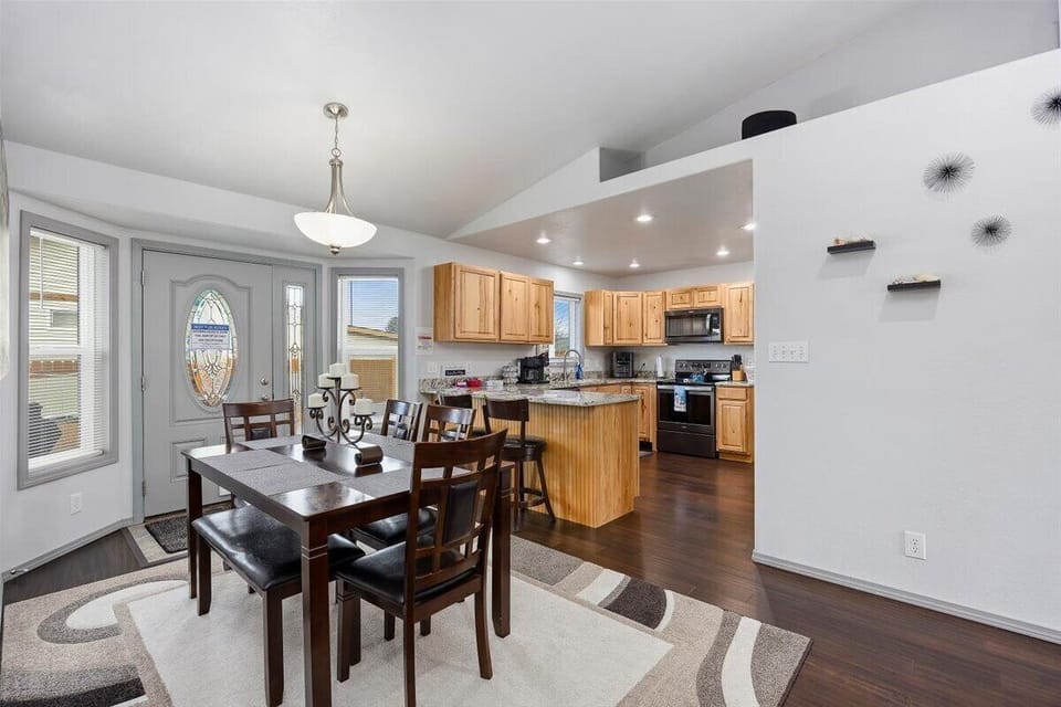 Kitchen/Dining area