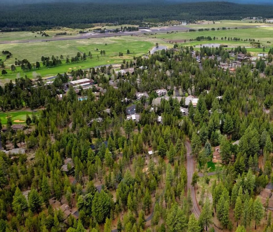 Aerial view of Sunriver attractions