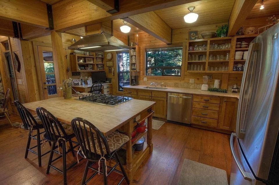 House, 5 Bedrooms | Private kitchen | Fridge, coffee/tea maker, toaster
