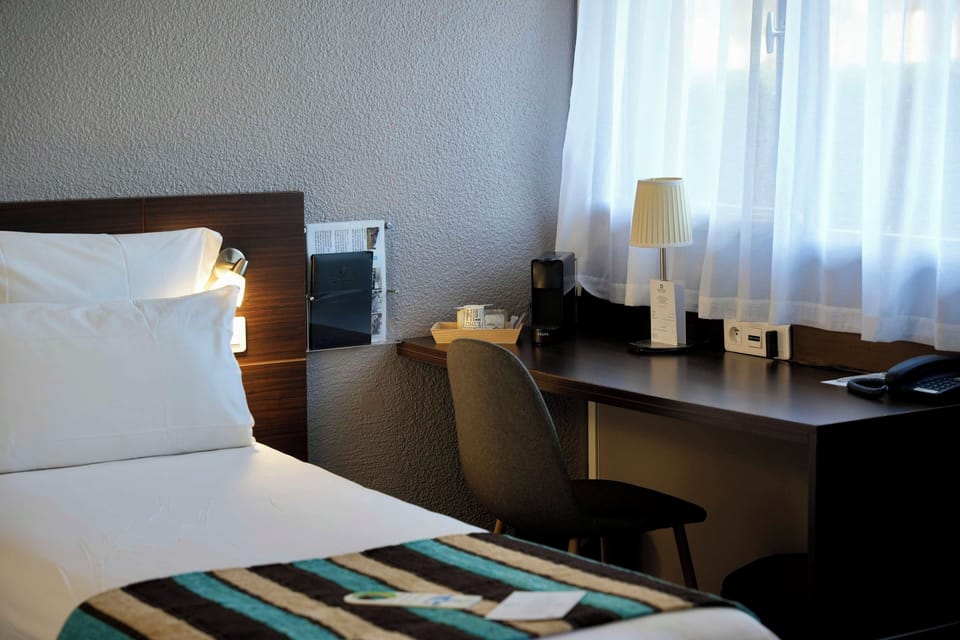 Comfort Room, 2 Twin Beds, Non Smoking | Premium bedding, desk, laptop workspace, blackout drapes