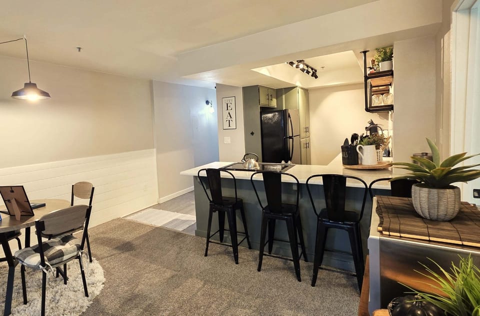 Condo, 1 Bedroom | Dining