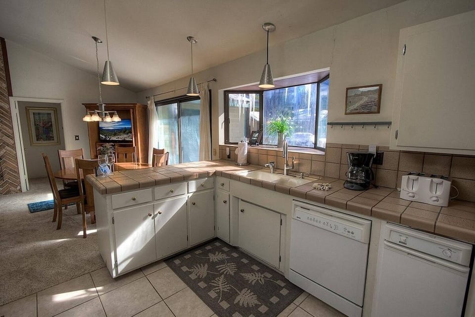 House, 2 Bedrooms | Private kitchen | Coffee/tea maker, fridge, toaster