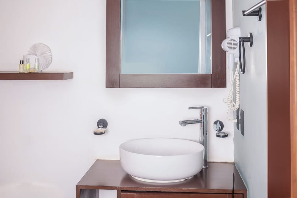 Deluxe Queen | Bathroom | Shower, rainfall showerhead, hair dryer, towels