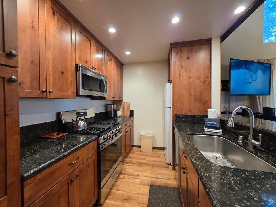 Condo, 4 Bedrooms | Private kitchen