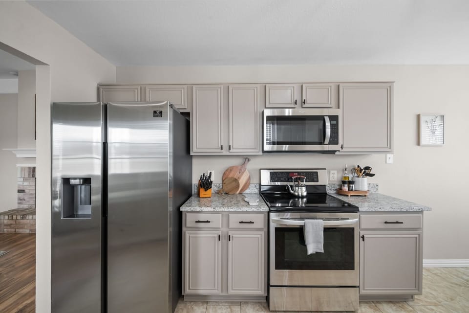 Modern appliances and sleek granite await culinary adventures in the heart of Grand Prairie!