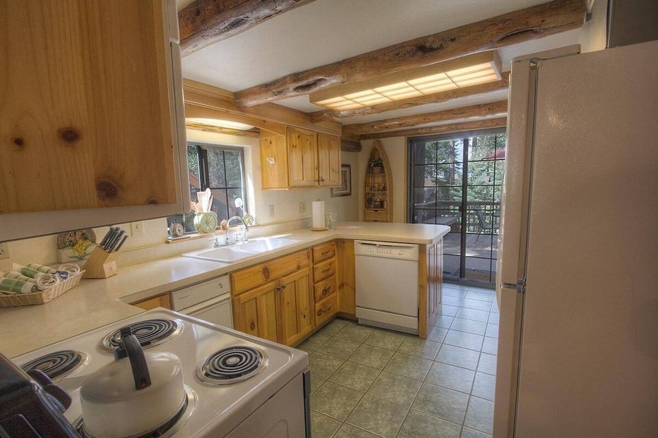 House, 2 Bedrooms | Private kitchen | Fridge, coffee/tea maker, toaster