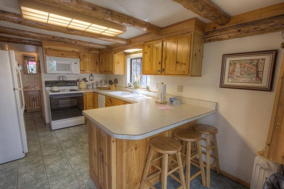House, 2 Bedrooms | Private kitchen | Fridge, coffee/tea maker, toaster
