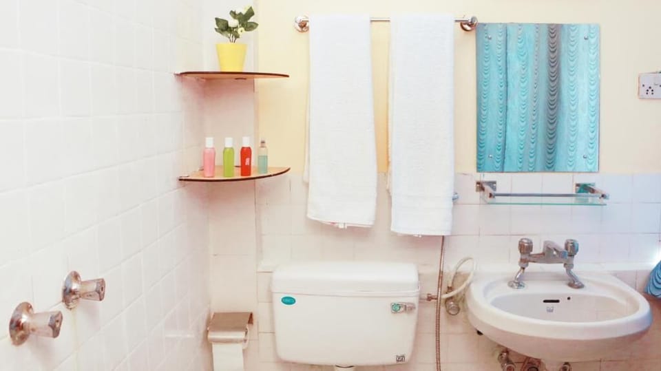 Shower, rainfall showerhead, free toiletries, slippers