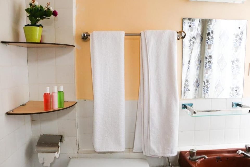 Shower, rainfall showerhead, free toiletries, slippers