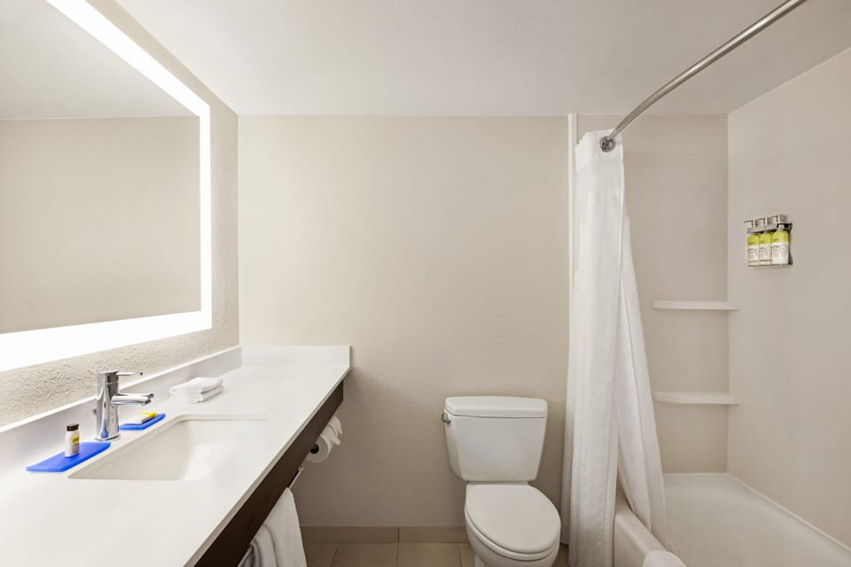 Combined shower/tub, free toiletries, hair dryer, towels