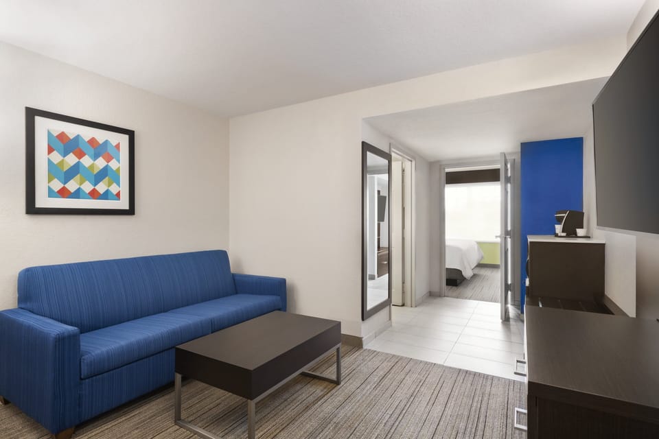Premium bedding, in-room safe, desk, laptop workspace