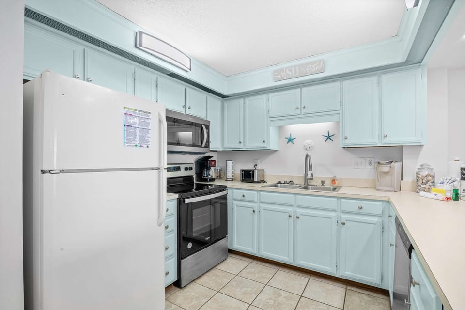 his spacious kitchen serves up ocean views right from the stove—perfect for whipping up your favorite meal with a side of sea breeze and sunshine.