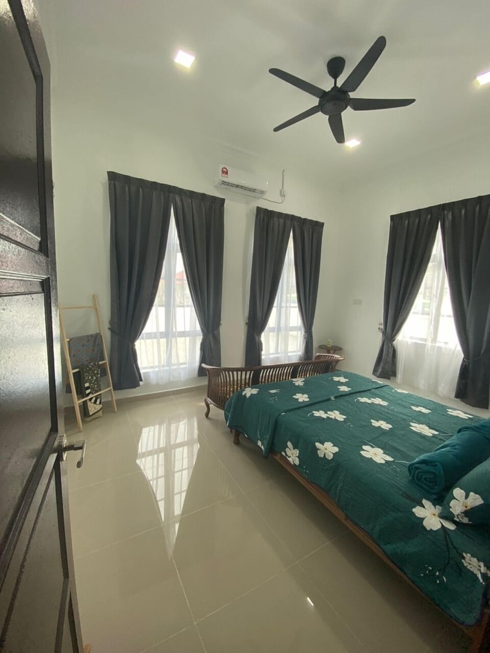 4 bedrooms, iron/ironing board