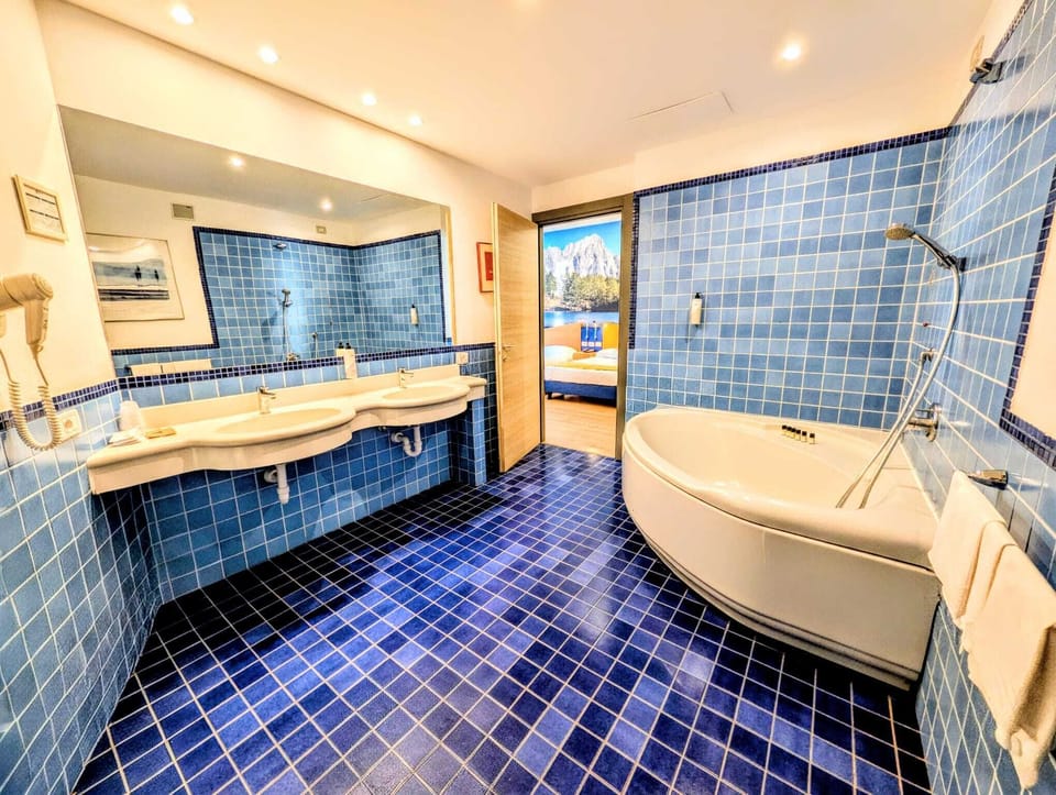 Family Studio Suite | Bathroom | Free toiletries, hair dryer, bidet, towels