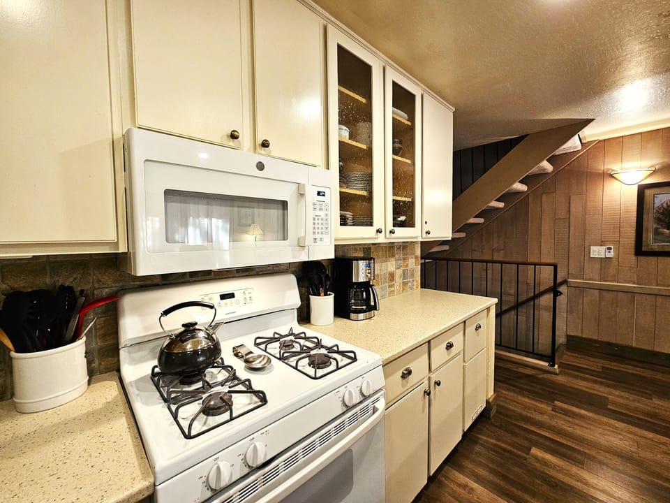 Condo, 3 Bedrooms | Private kitchen | Coffee/tea maker, fridge, toaster