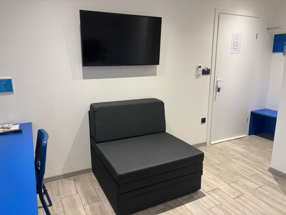 Economy Room | Individually decorated, individually furnished, desk, laptop workspace