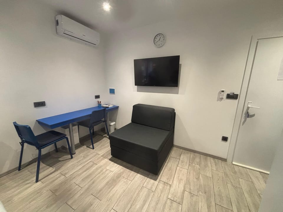 Economy Room | Individually decorated, individually furnished, desk, laptop workspace