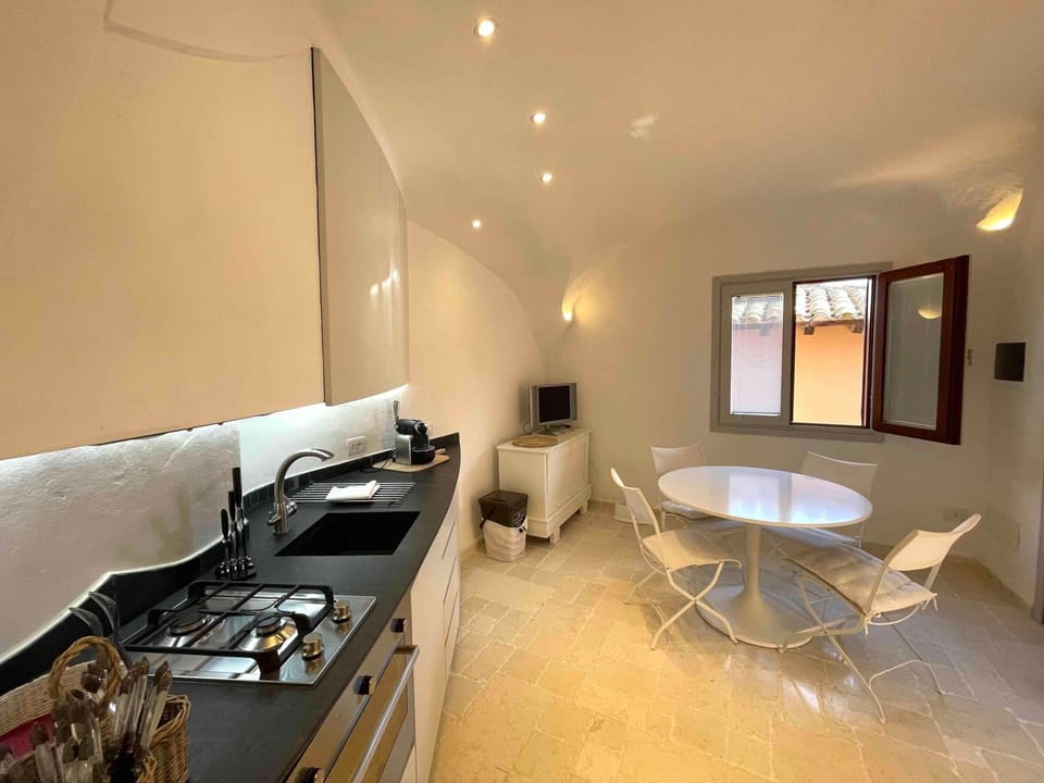 KITCHEN / DINNING ROOM