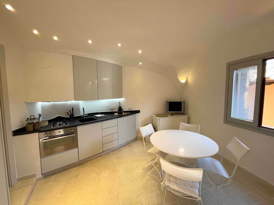 KITCHEN / DINNING ROOM