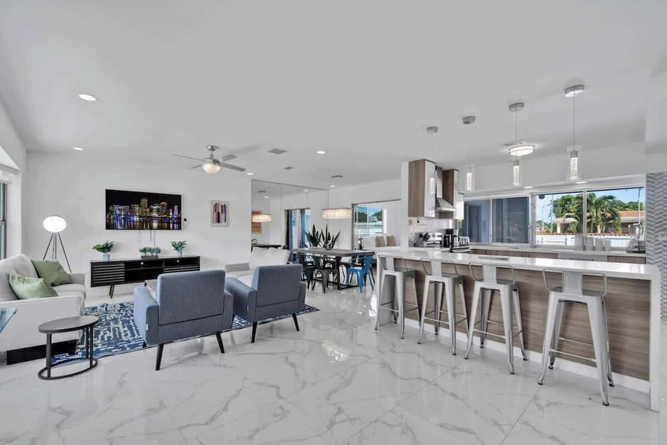 Gather, cook, and connect in this open-concept retreat 🍽️ With a chef’s kitchen, pool views, and stylish lounge, this vacation rental is ideal for family vacations, group getaways, or long-term stays. Spacious, sunny, and designed for togetherness.