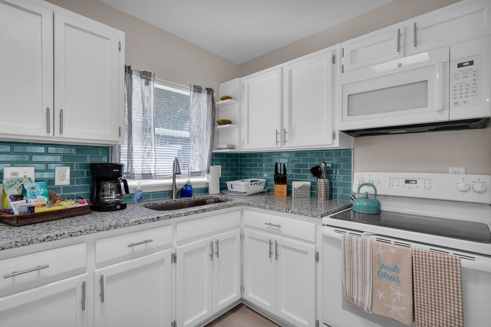 Fully equiped kitchen with stove, microwave and other basic essentials