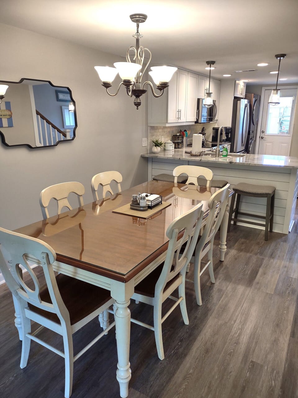 Dining space seating for 6