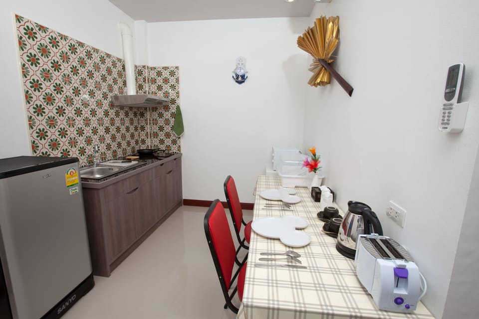 Junior Suite, Balcony (Main Road View) | Family dining