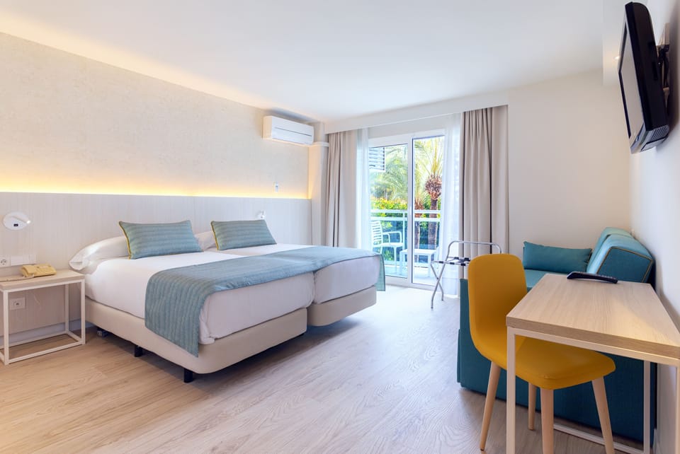 Minibar, desk, soundproofing, free WiFi