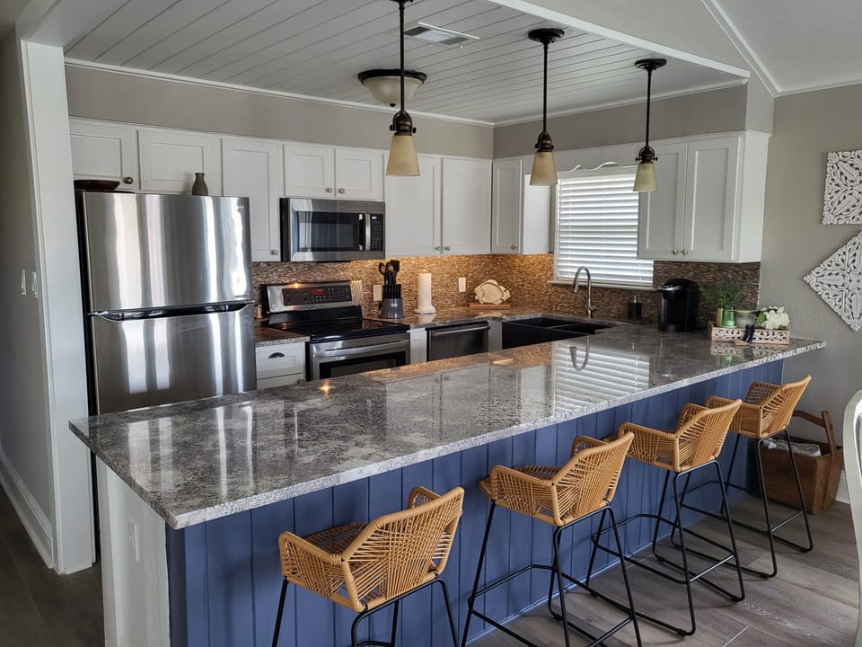 Fully equipped Kitchen with additional seating for 4 at Bar